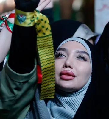 @🇮🇷LiveIranNews🇮🇱: 🚨سربازان گرسنه گروه تروریستی حشدالشعبی و حوثی‌ و کتائب و حزب‌الله و... این شبها در ایران توسط این روسپی‌های حکومتی خوب سیر می‌شوند.
به نظر شما آیا جوجه بسیجی‌ها هم سیر میشوند؟؟؟