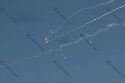 @🇮🇷LiveIranNews🇮🇱: ⚡🇦🇪🦀Publication of footage showing the interception of cruise missiles in the skies over the UAE amid ongoing threats/The published images show that the UAE's air defense systems are intercepting c