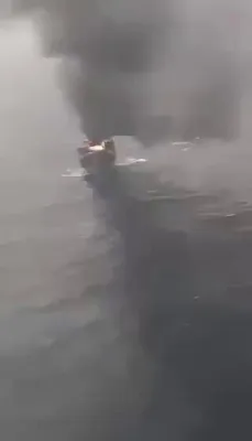 @Eli Afriat 🇮🇱: Reports that this is the recording of the fire of one of the Emirati ships today in the Strait of Hormuz.