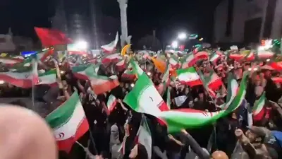 ایرانبیز: پس از گزارشاتی درباره ت衝ات در حوزه خروجی هرمز و فعالیت مجدداً دفاعی هوایی در تهران، تجمعات حاشیه‌ای در غرب تهران تشکیل شد و افراد درخور دولت در آنجا با گوشته‌گونی به سил‌های نظامی ایران از آنها خواهان عملکرد هستند:
"ضرب کنید، ضرب کنید"