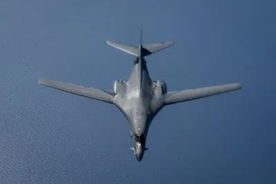 bombardiator B-1B لانسر توسط سربازان نیروی هوایی ایالات متحده در طول یک مأموریت تمرینی در منطقه خاورمdle در 9 مه پرواز کرد.