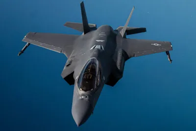 نیروی هوایی ایالات متحده یک پروازگر سایه‌دار F-35A در نزدیکی دریاچه خلیج هرمز در منطقه دیداری پاترویل می‌کند. این پروازگر توانایی حمل تا 18,000 پوند مواد ناچارگی را در حال پرواز با سرعت بالای صوت دارد.
