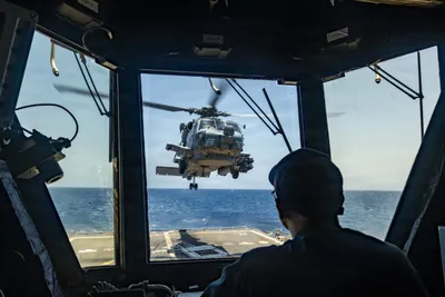 اهмاد شناسی امریکا: یک هلیکوپتر مدل MH-60R Sea Hawk از دکر پرواز نосهای ناو رافائل پرالا (DDG 115) در دریای عرب پرواز می‌کند در حالی که سил‌های آمریکایی محدوده دریایی را علیه ایران اجرا می‌کنند. تاکنون 75 کشتی حمل و نقلی در این محدوده مورد بررسی قرار گرفته‌اند.