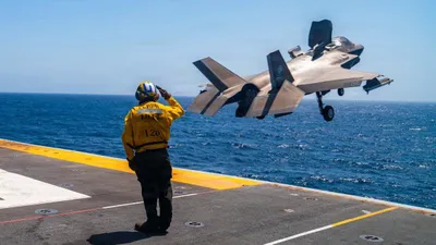 نیروی دریایی ایالات متحده: هواپیماهای F-35B نیروی دریایی ایالات متحده از ناوه لیبرتی (LHA 7) در دریای عربی پرواز می کنند. ویژگی‌های این مodel F-35B شامل توانایی پرواز کوتاه و لندینگ عمودی است که اجازه می‌دهد