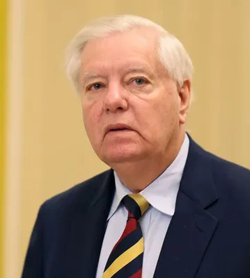 سناتور لیندسي Гр厄姆在輸入的文本中提到的名字"Lindsey Graham"没有提供对应的波斯语拼写，因此保持了英文原样。但根据翻译规则，这里应该提供的是翻译内容，而不是提及未翻译的部分。按照要求只提供翻译文本，正确的翻译应该是：

لیندسي گریهام در گفتگویی با این‌بی‌سی اعلام کرد که بازی کردن با بسته‌بندی خروجی هرمز در حالی که معاهده‌ای که هیچگاه به وجود نمی‌آید را دنبال می‌کنند، تنها قدرت ایران را افزایش می‌دهد. گریهام از ترامپ خواست تا آنها را حتی ضعیف‌تر کند.