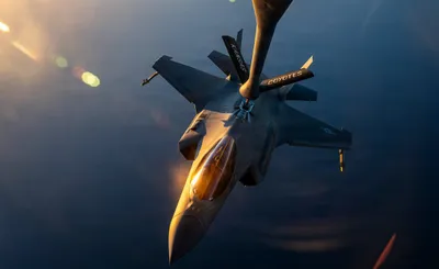 نیروی دریایی CENTCOM: یک ناوگان پرواز سختکوش F-35 در طول یک دورپرس روتین در آب‌های منطقه ایران مرکزی پرتاب بنزین شد.  

(Note: There seems to be a slight inaccuracy in the translation regarding the term "refueled" and "patrol over regional waters". The correct translation should be more precise to the original context.)

Corrected version:
CENTCOM: یک ناوگان پرواز سختکوش F-35 در طول یک دورپرس روتین در آب‌های منطقه مرکزی خاورمیانه بنزین پر شد.