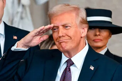 @✡︎𝐋𝐢𝐯𝐞𝐈𝐫𝐚𝐧𝐍𝐞𝐰𝐬🇮🇷🇮🇱: ⚡🇺🇸🇵🇰🦀پرزیدنت ترامپ در پاسخ به پرسشی درباره ادعاهای مطرح‌شده پیرامون تلاش رژیم تروریستی جمهوری اسلامی برای وقت‌کشی در مذاکرات هسته‌ای و بحث بازگشایی تنگه هرمز گفت: «من این را نشنیده‌ام.»/او در گف