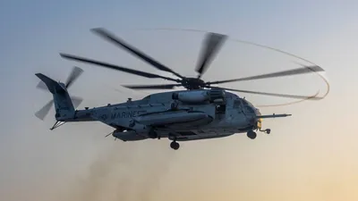 هелиکوپتر نосهای سنگین CH-53E سپاه نیروی دریایی امریکا کاوه لینکلن (CVN 72) در تاریخ 15 مه پرواز می‌کند. این هелиکوپتر می‌تواند حمله سریع باربری را پشتیبانی کند.