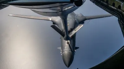 Bombardowolny ۱B لانسر از یک ناوپهничک Stratotanker KC-135 در طول یک پرواز آموزشی در منطقه خلیج فارس و آب‌های منطقه مدیترانه توسط نیروهای هوانیروی امریکا تأمین وقود شد.