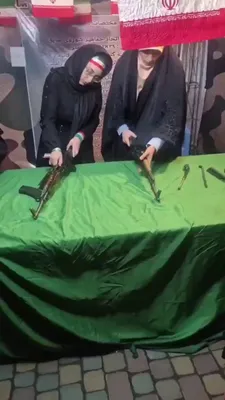 اطلاعات باز: اعضای زنی سازمان باسیج ایران مرتبط با سپاه پاسداران اسلامی فیلم شده‌اند که در حال تجزیه و ترکیب مجدد مسدس‌های ال‌کی مانند آک-47 هستند. این اسلحه‌ها شامل مسدس‌های تیپ 68 کره شمالی و یک مدل چینی می‌باشند.