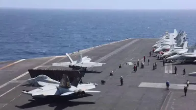 ناو نیروی دریایی ایالات متحده آبراهام لینکلن (CVN 72) در طول عبور از دریای عرب فرآیند عملیات پروازی انجام می‌دهد.