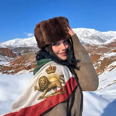 درباره ایران صحبت خاتمه ندهید.
Bahar Shahmehri تنها ۱۷ سال داشت. یک دختر نوجوان از نیشابور که تمام زندگی‌اش پیش از او بود.

فقط چند روز قبل از اعتراضات این عکس را پست کرده بود.
سپس در تاریخ