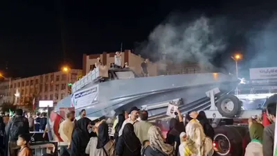 مراسم نظامی سپاه پاسداران در مرکز تهران. ناوگان نیروی دریایی با کشتی‌های پیکاپ کلاس مجهز به موشک‌های کروز ضدکشتی نوع نصر-۱ نمایش داد.