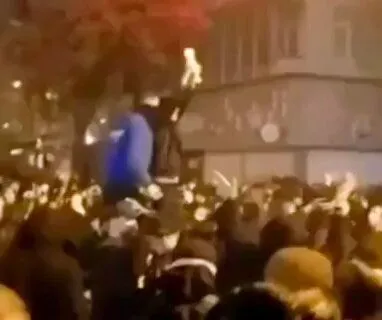 رمز پیروزی #جاویدشاه/ویدیوهای بیرون‌آمده از دل ایران اشغالی پس از شکسته‌شدن نصفه‌ونیمه دیوار اینترنت و سانسور رژیم تروریستی جمهوری اسلامی، جهان را در شوک فرو برده است./جاویدشاه‌گویانِ خشمگین و نست