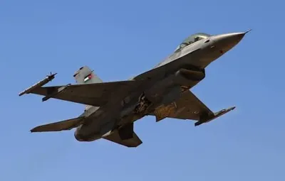 @Babak Taghvaee - The Crisis Watch: BREAKING: W wyniku ataku balistycznego sił powietrznych Korpusu Strażników Rewolucji Islamskiej na bazę lotniczą Muwaffaq Al-Salti w Jordanii, co najmniej trzy samoloty bojowe F-16AM/BM Fighting Falcon Sił Zbrojnych Królewskiego Jordanu zostały trafione.
