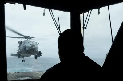 @Komendanta Centralnej Komendy USA: Helikopter MH-60 Sea Hawk wznosi się w powietrze z pokładu USS Delbert D. Black (DDG 119), gdy statek przekracza Morze Arabskie w ramach wsparcia blokadzie Iranu. Do dnia 13 czerwca, siły CENTCOM