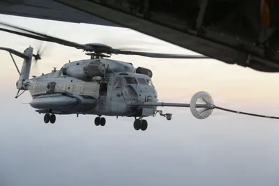 هелиکوpter CH-53E سپاه نیروی دریایی امریکا توسط یک هواپیما KC-130J سوپر هرکules در حال تأمین سوخت در حال پرواز در منطقه خاورمیانه است. سیستم سوخترسانی هелиکوپتر CH-53 با استفاده از سیستم دrogue-and-probe انجام می‌شود.