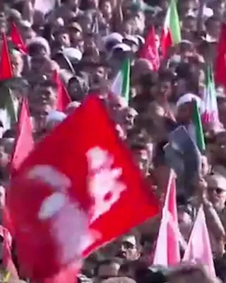 @RadioFarda‌|‌راديو فردا: بامداد شنبه با باز شدن درهای مصلی تهران، مراسم تشییع جنازه علی خامنه‌ای رسماً آغاز شد و تابوت رهبر پیشین جمهوری اسلامی و چهار عضو خانواده‌اش در این محل برای بازدید هواداران حکومت در معرض دید قرار گرفت