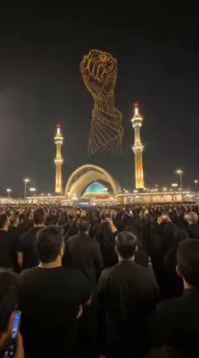@✡︎𝐋𝐢𝐯𝐞𝐈𝐫𝐚𝐧𝐍𝐞𝐰𝐬🇮🇷🇮🇱: 🚨Dancer Bath Mansouri's Clenched Fist Drone Show Over Tehran/Simultaneously with the Khamenei's carcass-laying ceremony, an image of his clenched fist was displayed using hundreds of drones in the sk