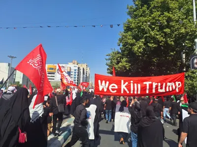 @✡︎𝐋𝐢𝐯𝐞𝐈𝐫𝐚𝐧𝐍𝐞𝐰𝐬🇮🇷🇮🇱: ⚡🇺🇸🦀These are not ordinary Iranians. These are supporters of the Islamic Republic marching at Ali Khamenei's funeral in Tehran.
And what are they proudly carrying through the streets?
A giant banne