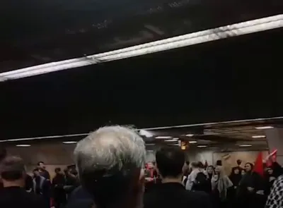 @✡︎𝐋𝐢𝐯𝐞𝐈𝐫𝐚𝐧𝐍𝐞𝐰𝐬🇮🇷🇮🇱: 🚨Once again, a copycat action by the regime's bootlickers/supporters of the terrorist Islamic Republic regime in Tehran’s metro, chanting slogans against negotiations/During the funeral ceremony of A