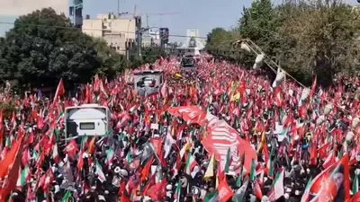 @✡︎𝐋𝐢𝐯𝐞𝐈𝐫𝐚𝐧𝐍𝐞𝐰𝐬🇮🇷🇮🇱: ⚡🇺🇸🦀 These are not ordinary Iranians. These are supporters of the Islamic Republic gathered at Ali Khamenei's funeral in Tehran.
And what were they chanting?
"We don't want a deal. We want Trump's 