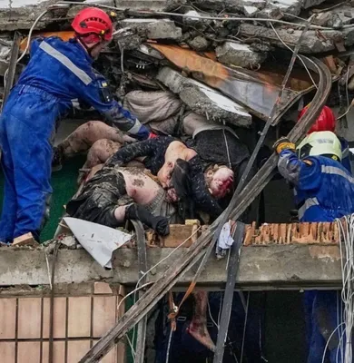 @Visegrád 24: A picture of an entire family killed in this mornings massive Russian ballistic missile strike on Kyiv is going viral in Ukraine.

People are horrified by Russia’s brutality and furious about the atta