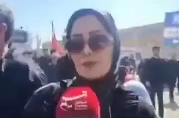 @✡︎𝐋𝐢𝐯𝐞𝐈𝐫𝐚𝐧𝐍𝐞𝐰𝐬🇮🇷🇮🇱: 🚨پخش مصاحبه‌ای که از دست رسانه سپاه در رفت! 
خبرنگار تسنیم: «نظرتون درباره رهبری مجتبی چیه؟» 
زن عرزشی: «چی بگم؟! نمیدونم... ما که همه منتظر بودیم مجتبی حداقل برای تشییع جنازه باباش بیاد و حضوری باها