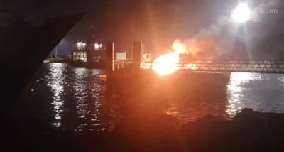 @✡︎𝐋𝐢𝐯𝐞𝐈𝐫𝐚𝐧𝐍𝐞𝐰𝐬🇮🇷🇮🇱: 🚨🇺🇸🦀Burning of Fast Boats of the Terrorist IRGC Group at Sirik Dock / Published videos of the extensive fire at Sirik Dock show the destruction and burning of several fast boats belonging to the t