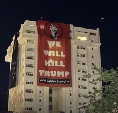 @✡︎𝐋𝐢𝐯𝐞𝐈𝐫𝐚𝐧𝐍𝐞𝐰𝐬🇮🇷🇮🇱: ⚡🇺🇸🦀 This is not just some random banner. A giant sign saying "WE WILL KILL TRUMP" was reportedly hung on a building in Mashhad, Iran. In a country where massive political banners do not go up with