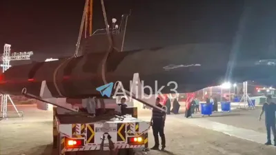 @✡︎𝐋𝐢𝐯𝐞𝐈𝐫𝐚𝐧𝐍𝐞𝐰𝐬🇮🇷🇮🇱: 🚨🦀
استقرار یک زیردریایی و سامانه موشکی ذوالفقار در میدان شهیاد

تصاویر منتشرشده از استقرار یک زیردریایی و یک سامانه موشکی ذوالفقار متعلق به گروه بسیج در میدان شهیاد خبر می‌دهد؛ اقدامی که همزمان با ا