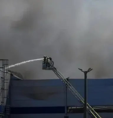 @✡︎𝐋𝐢𝐯𝐞𝐈𝐫𝐚𝐧𝐍𝐞𝐰𝐬🇮🇷🇮🇱: 🚨🇷🇺🇺🇦
Russia's extensive attacks on Kyiv and surrounding areas; 17 killed and over 40 wounded.
Russia launched a massive wave of airstrikes on Thursday, August 29, using dozens of cruise missiles