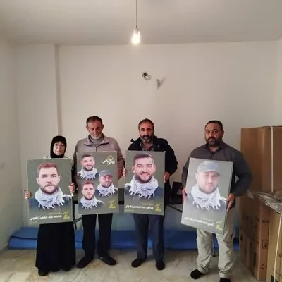 @✡︎𝐋𝐢𝐯𝐞𝐈𝐫𝐚𝐧𝐍𝐞𝐰𝐬🇮🇷🇮🇱: 🚨🦀 
مزدور تروریست سلیمان اسفندیاری نفردوم ازسمت راست
+ عضویت در گردان امام علی کرمان
+  مسئول وسرهنگ اطلاعات سپاه
+ کشتار وحشیانه در انقلاب شیروخورشید
+ بازداشت و شکنجه‌های مرگبار مبارزین در همان لح