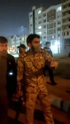 @✡︎𝐋𝐢𝐯𝐞𝐈𝐫𝐚𝐧𝐍𝐞𝐰𝐬🇮🇷🇮🇱: 🚨🦀 
تصاویر جدیدی از مزدور تروریست پوریا اشتری در انقلاب شیروخورشید به دست رسیده است. 
+ فرد نقابدار محافظ او است. 
+ پاسدار اطلاعات سپاه و نوه دختری سرلشکر باقرزاده
+ مدتی به‌عنوان محافظ نامحسوس یکی