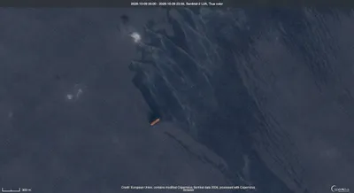 An oil tanker has reportedly been struck by Iran’s IRGC Navy near Fujairah, UAE, with oil leaking from the vessel. Contributed by @Conflict_Radar