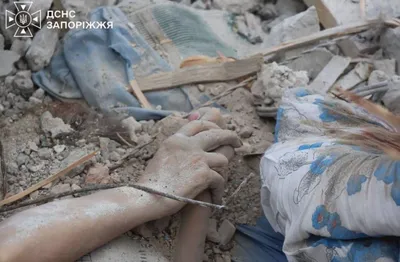 The death toll of yesterday’s Russian missile strike on a residential building in Zaporizhzhia has increased from 20 to 23. The picture of Natalia Foshchan holding her 15-year-old daughter Polina’s…