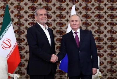 دیدار ارباب پوتین و مترسک سر جالیز جمهوری اسلامی داکتر پوزیده در مسکو؛ تأکید بر گسترش همکاری‌های امنیتی و نظامی ولادیمیر پوتین، رئیس‌جمهور روسیه، پس از پایان هشتمین نشست سران کشورهای…